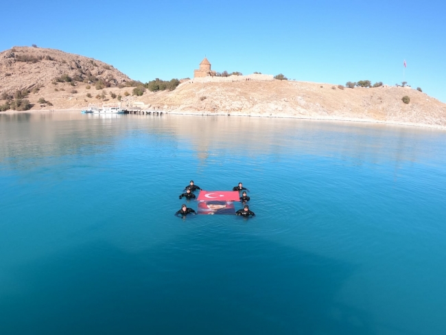 Jandarmadan Van Gölü'ne 10 Kasım dalışı